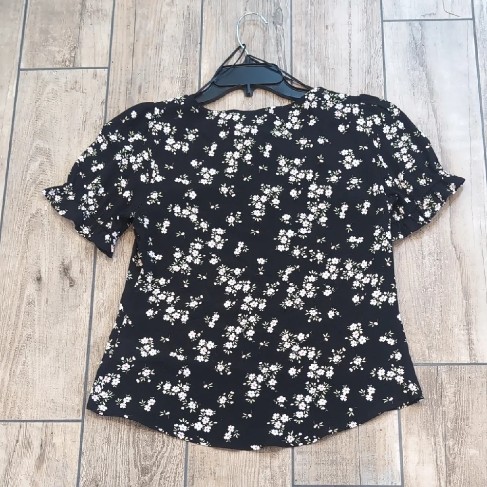 NEW Elodie Black and Floral Ruched Puff Sleeve Button Down Blouse